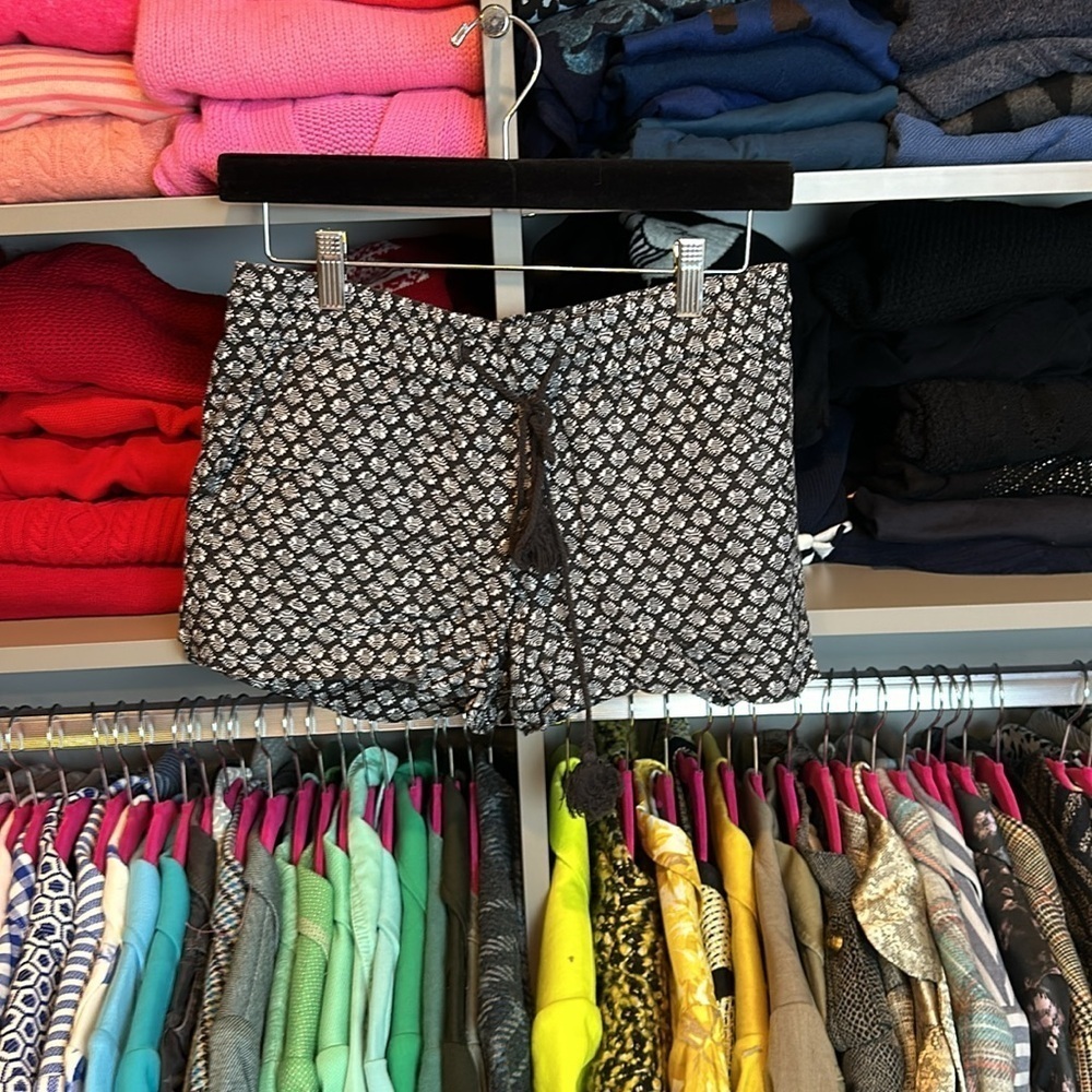 Loft black/white print elasticized waistband/tie front 3” shorts size XXS